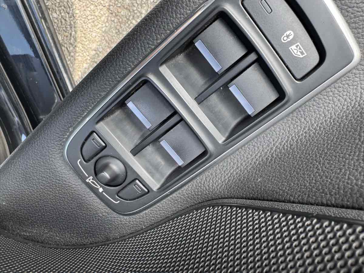 Used 2016 Jaguar XF S image 27