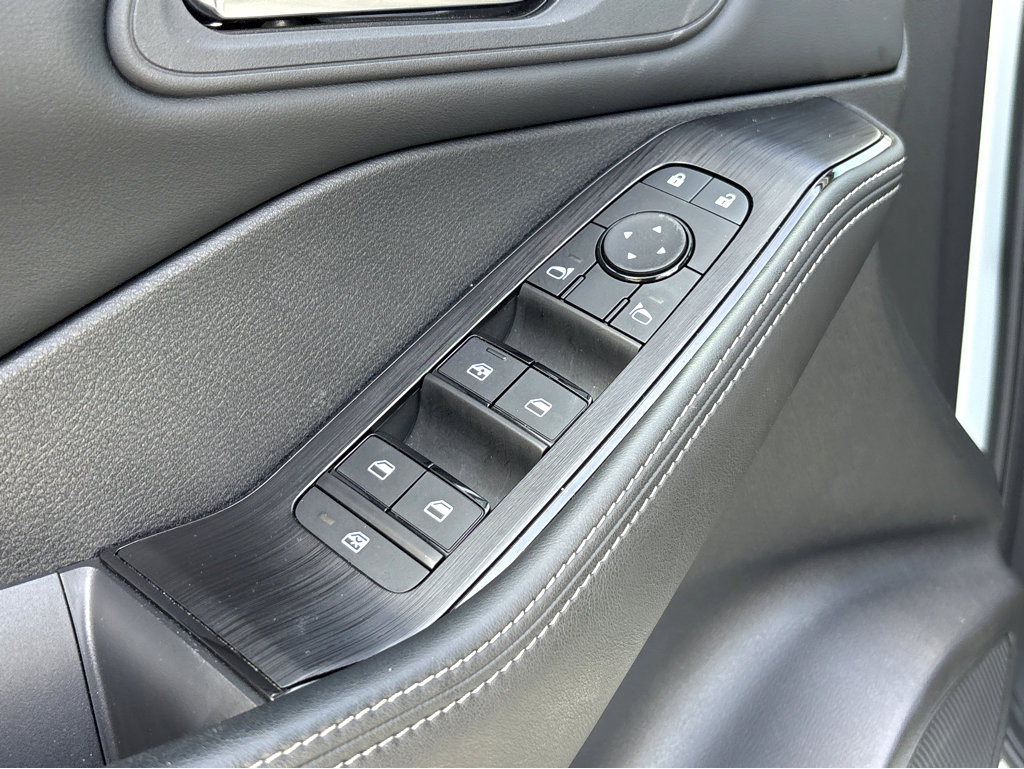 Used 2025 Nissan Rogue SV image 19