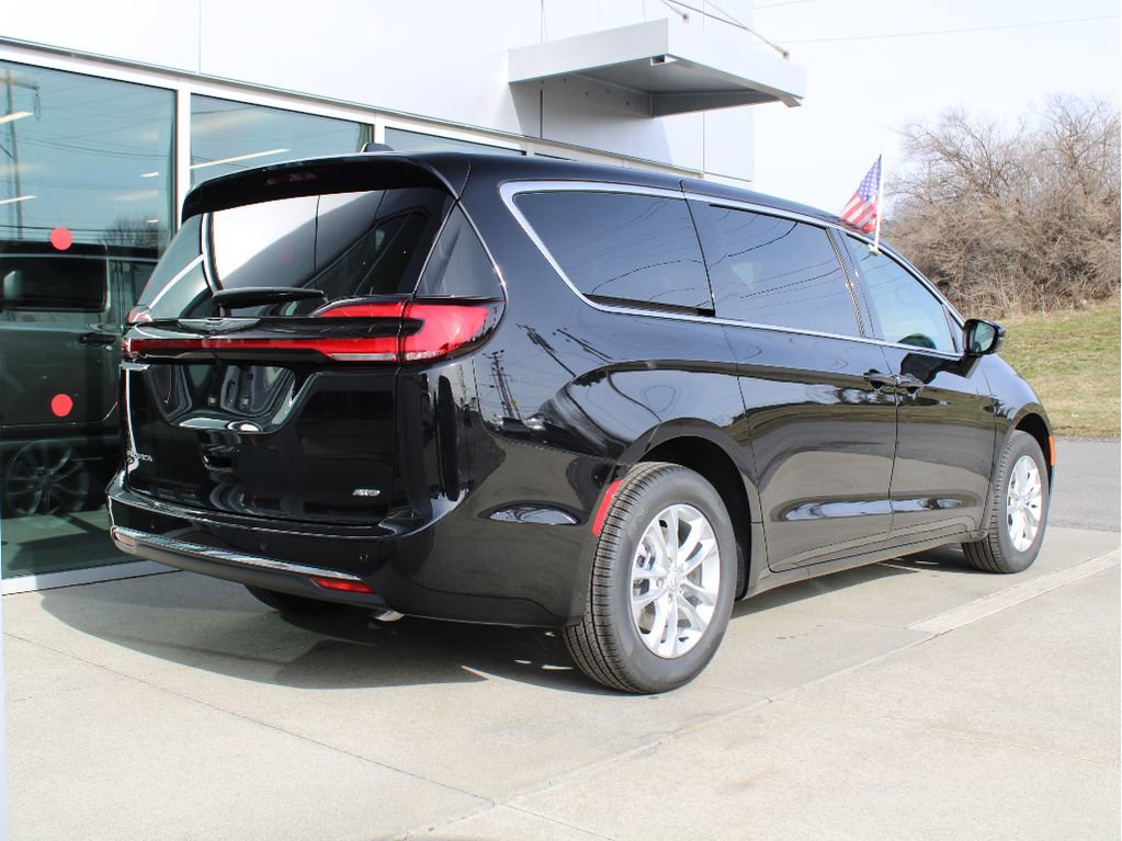 New 2026 Chrysler Pacifica Select image 8