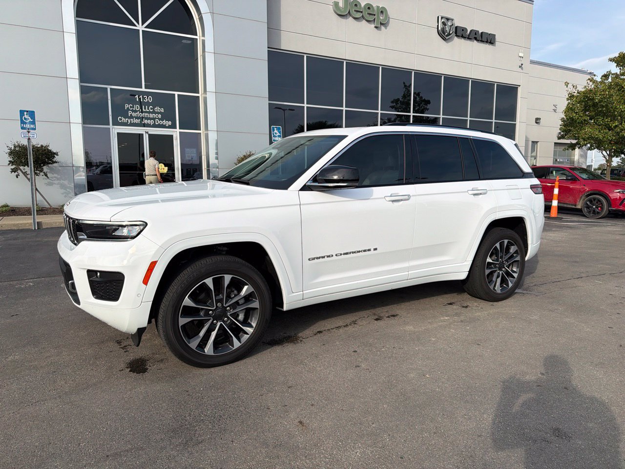 Used 2023 Jeep Grand Cherokee Overland w/ Luxury Tech Group IV AWD/4WD image 4