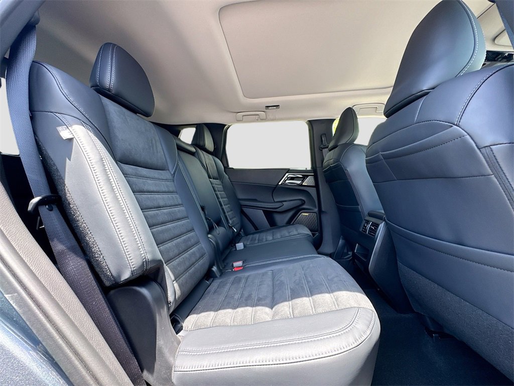 New 2025 Mitsubishi Outlander SE image 30