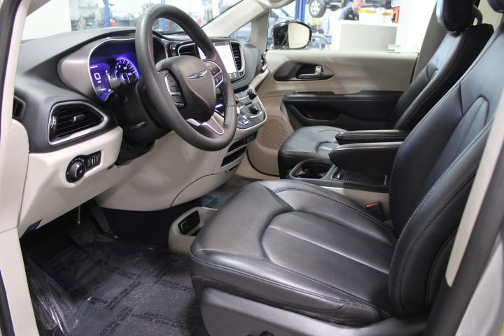 Used 2024 Chrysler Pacifica Touring-L image 20