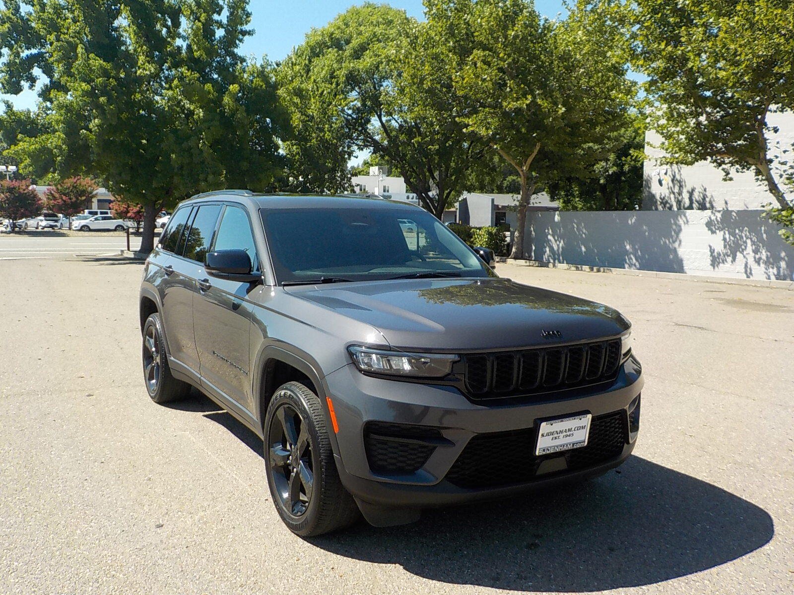 Used 2024 Jeep Grand Cherokee Altitude AWD/4WD image 3