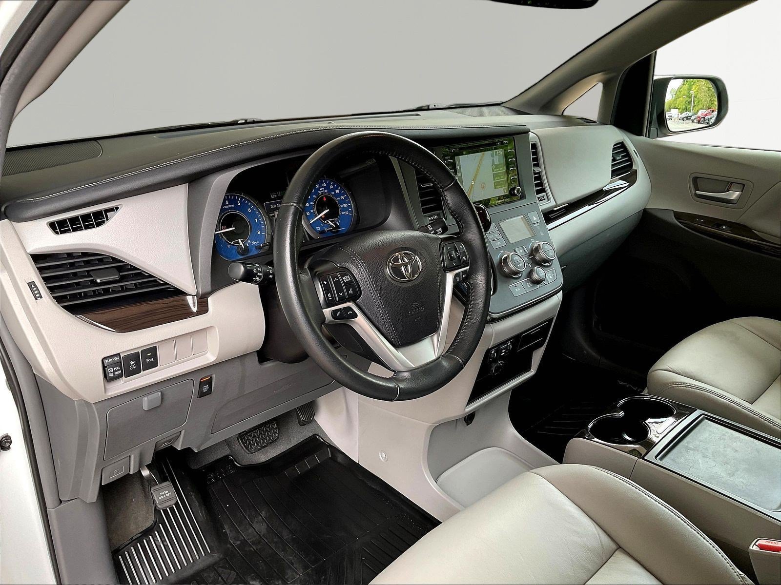 Used 2019 Toyota Sienna XLE w/ XLE Navigation Package FWD image 16