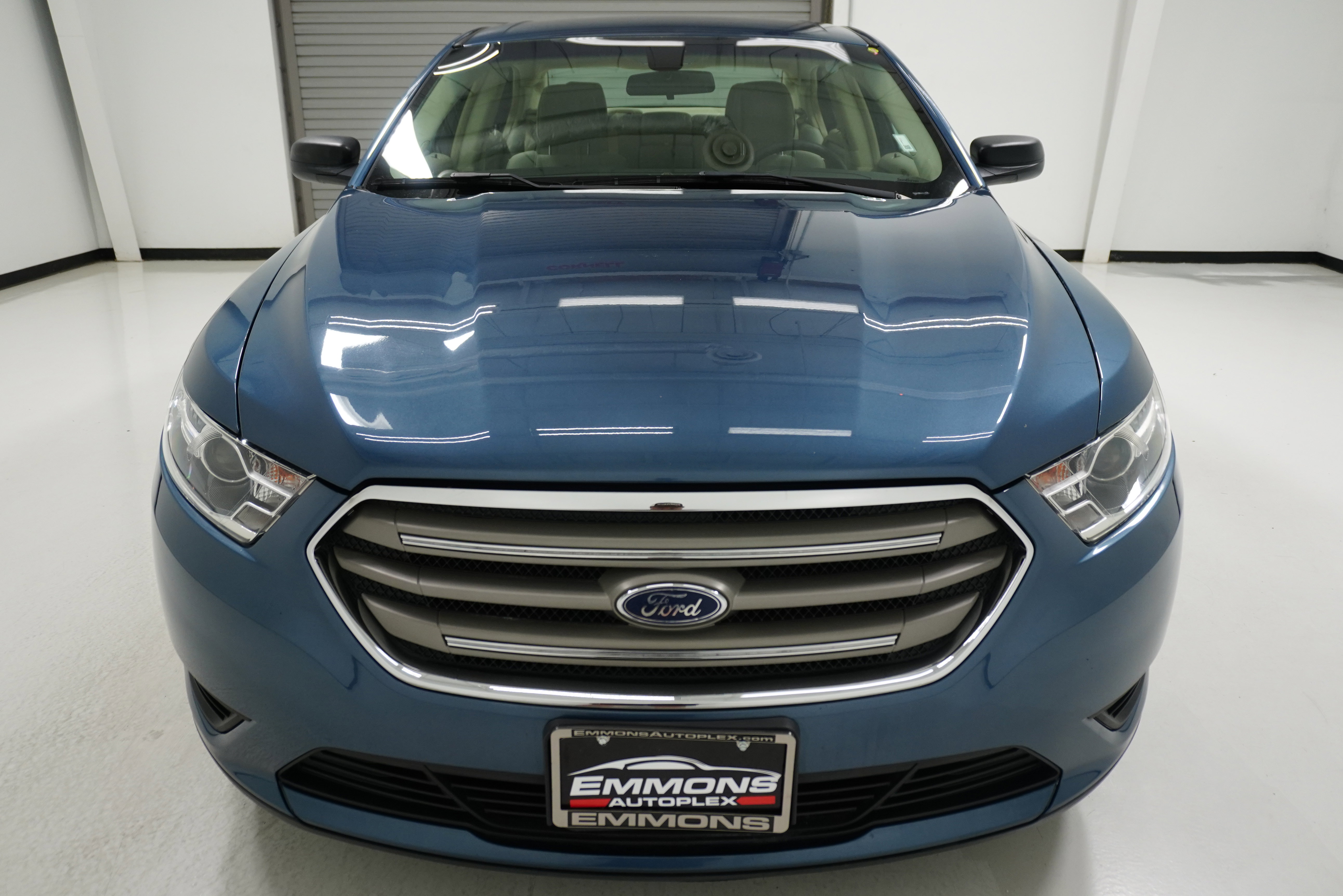 Used 2018 Ford Taurus SE image 2