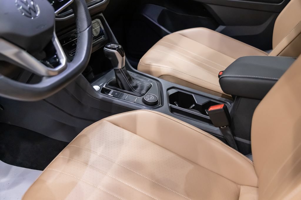 Certified 2024 Volkswagen Tiguan SE R-Line AWD/4WD image 17