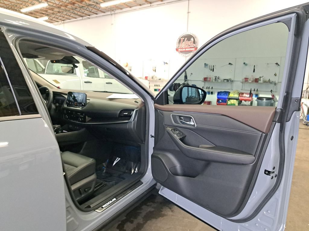 Used 2023 Nissan Rogue Platinum w/ Platinum Premium Package image 16