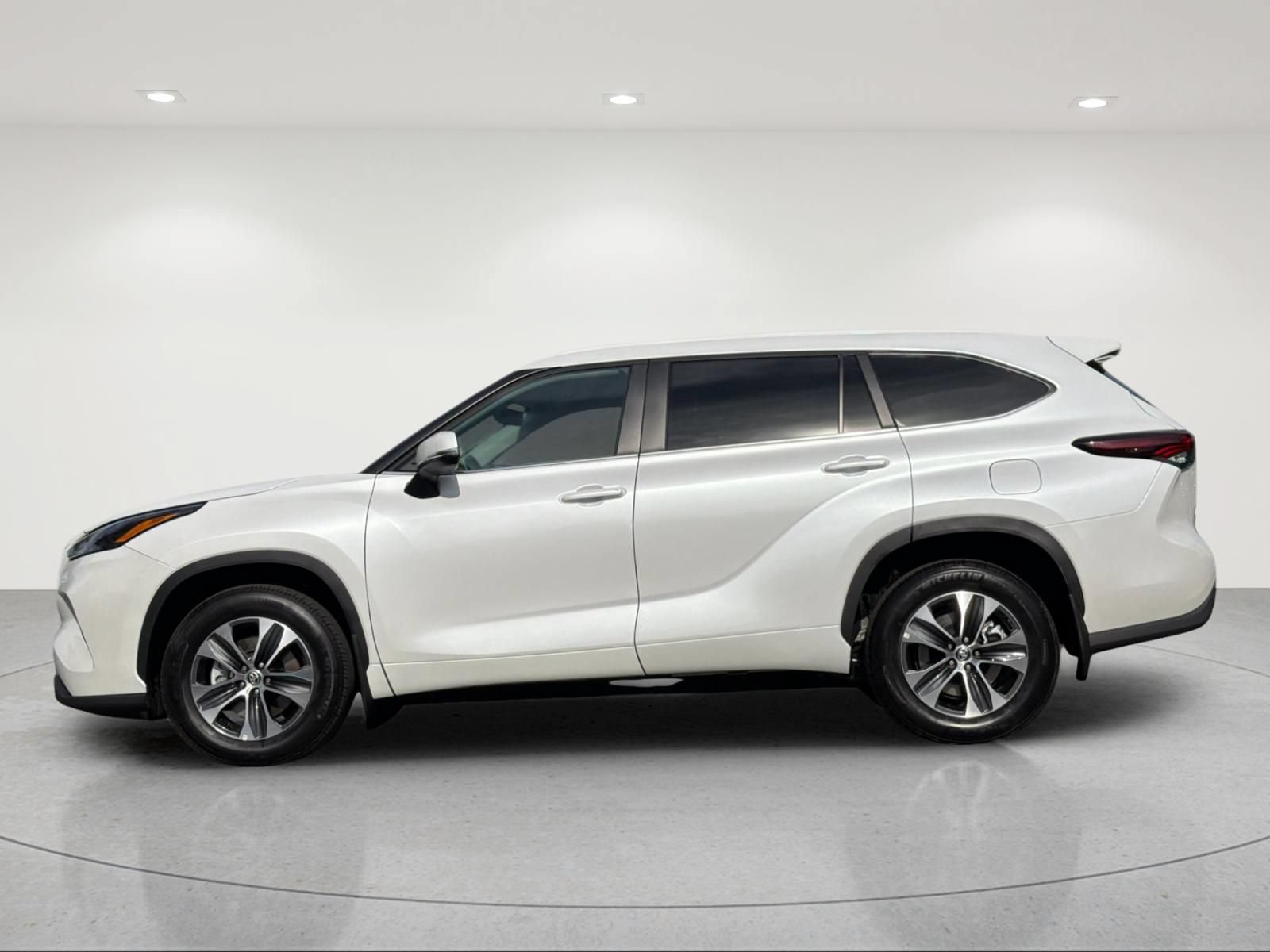 Used 2026 Toyota Highlander XLE AWD/4WD image 2