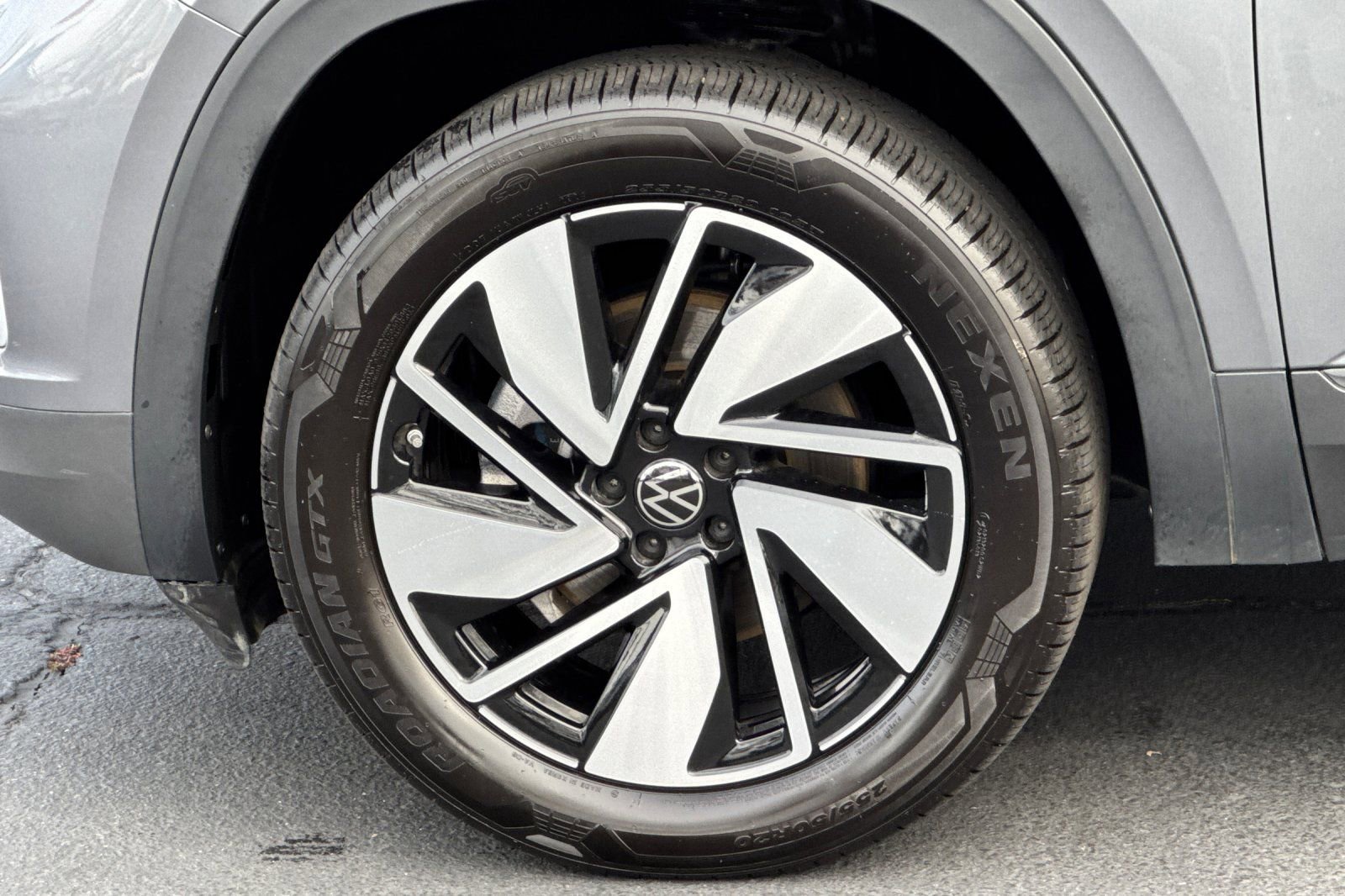 Used 2025 Volkswagen Atlas SE image 32