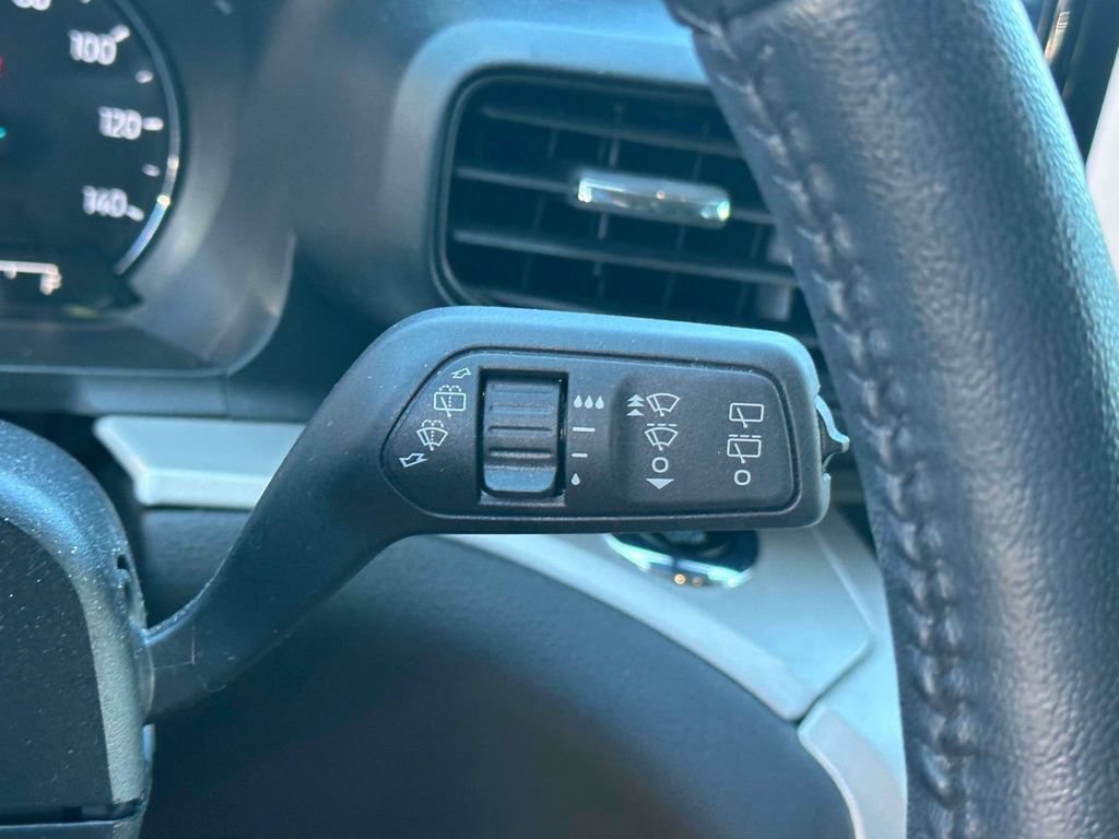 Used 2023 Ford Explorer XLT AWD/4WD image 25