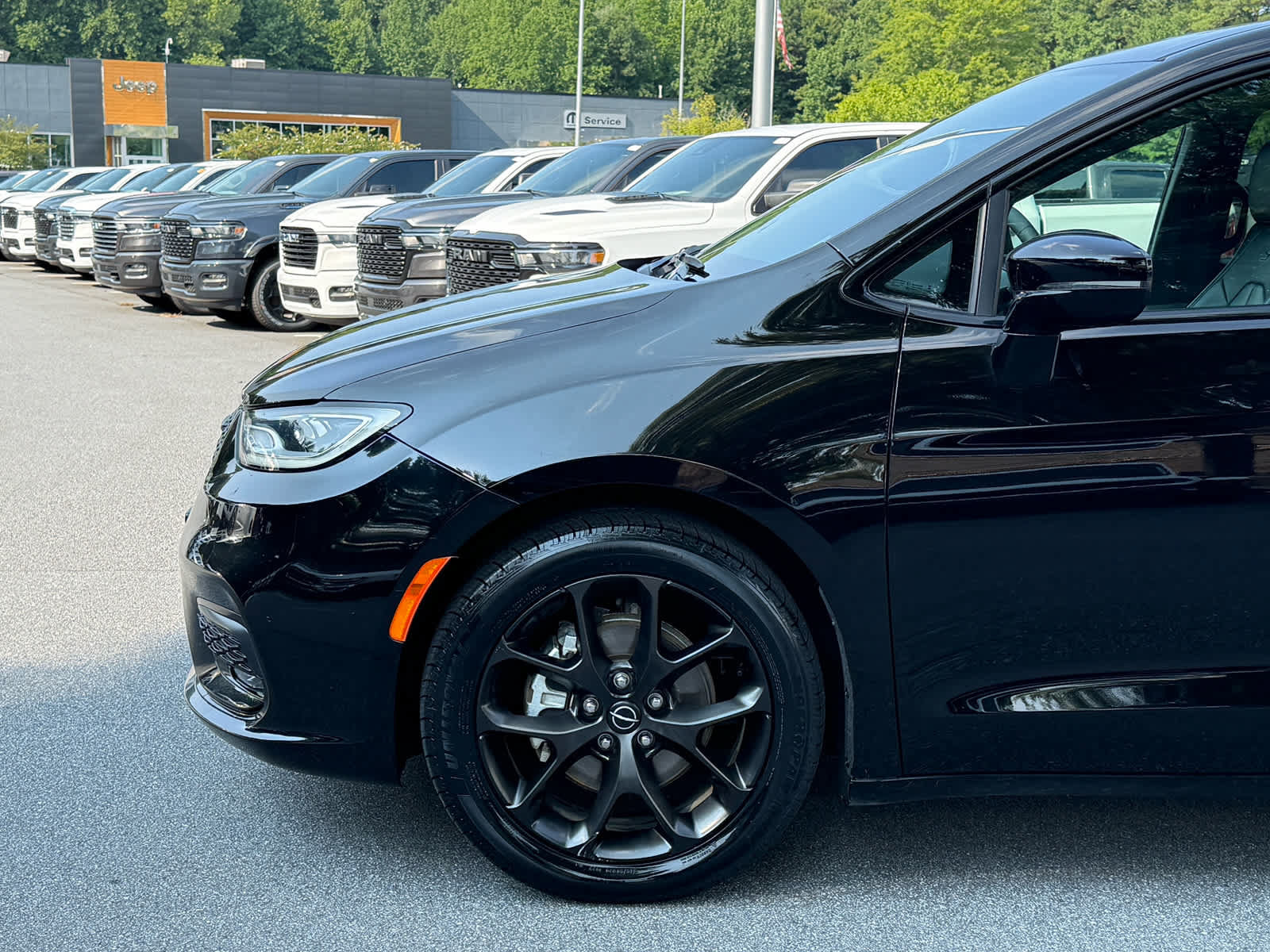 Used 2025 Chrysler Pacifica Limited FWD image 10