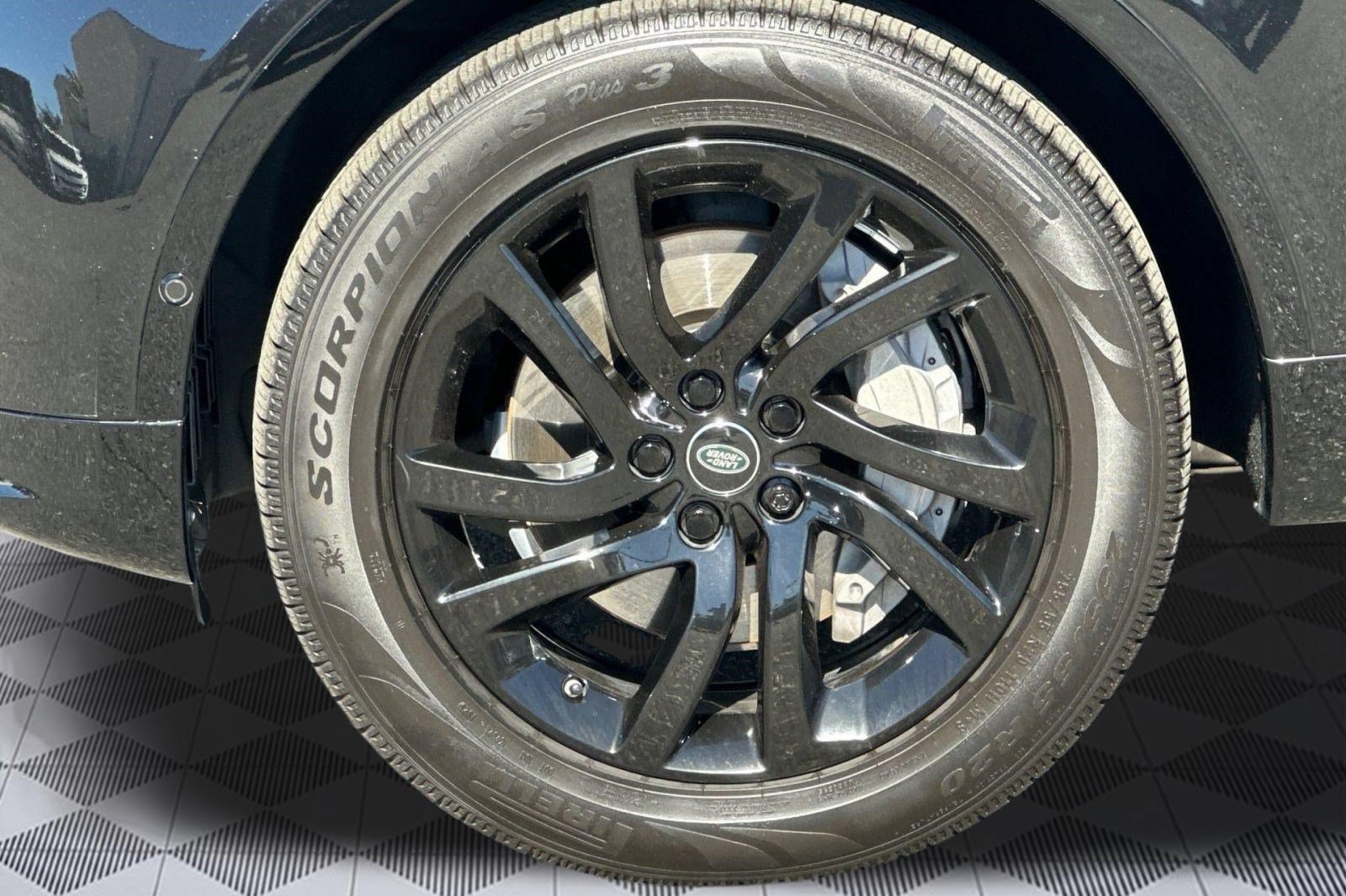 Used 2020 Land Rover Discovery Landmark AWD/4WD image 12