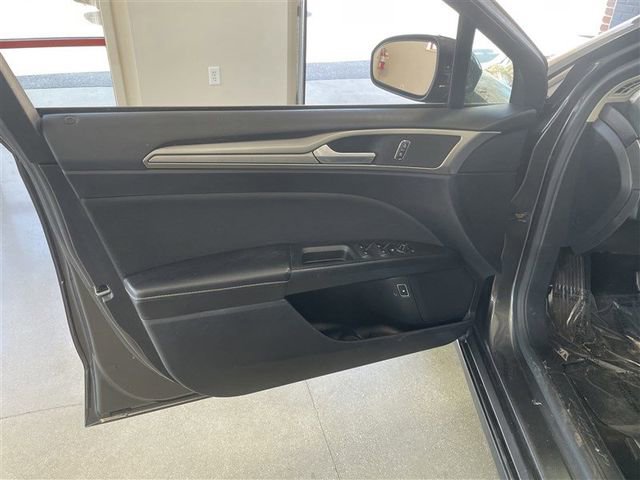 Used 2019 Ford Fusion SE image 15