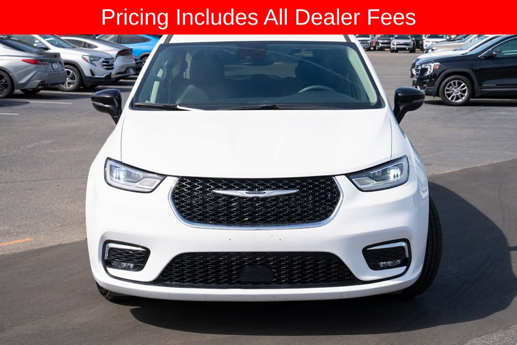 Used 2024 Chrysler Pacifica Touring-L FWD image 2