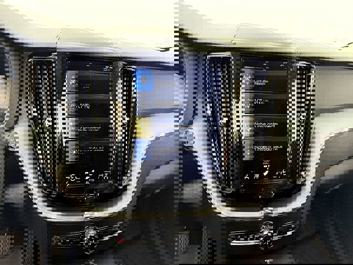 Used 2018 Volvo XC60 T5 Momentum w/ Convenience Package image 28