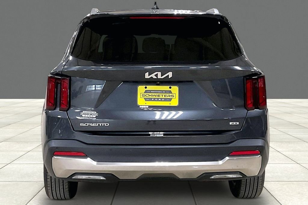 Used 2024 Kia Sorento S image 4