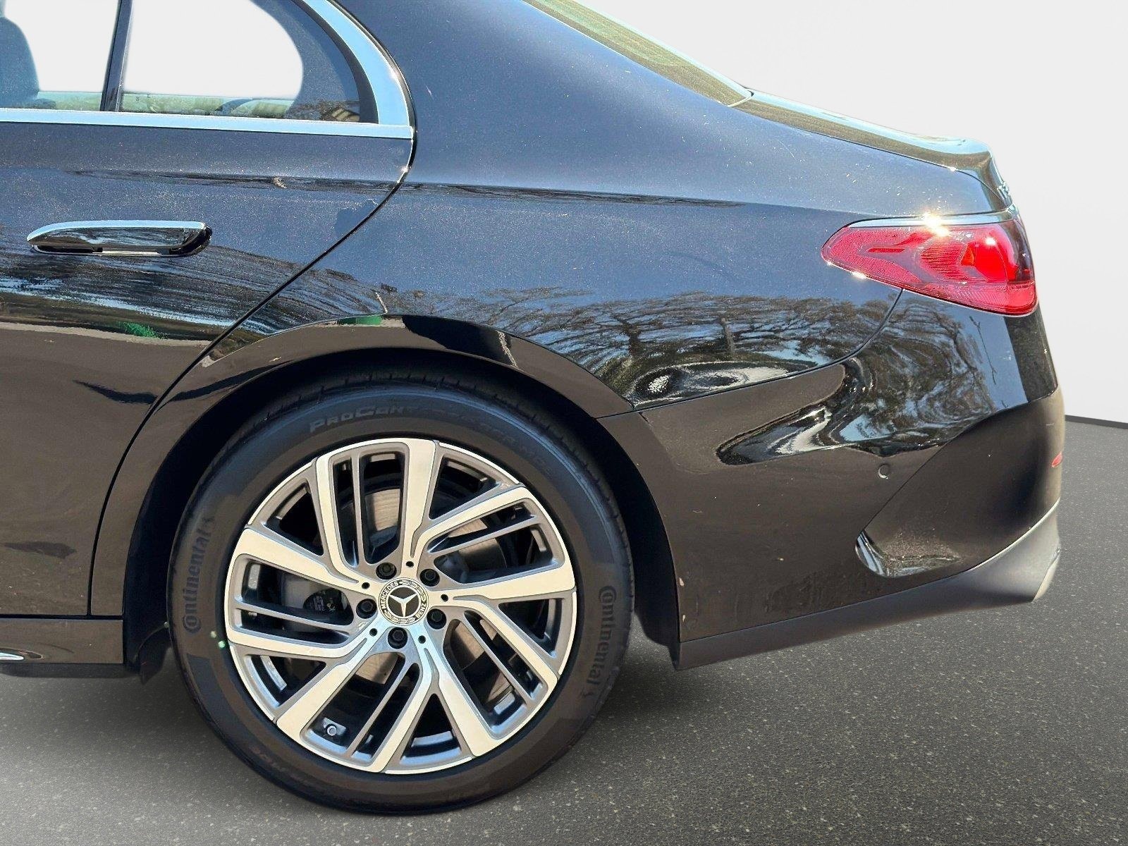 Used 2025 Mercedes-Benz E 350 Sedan image 17