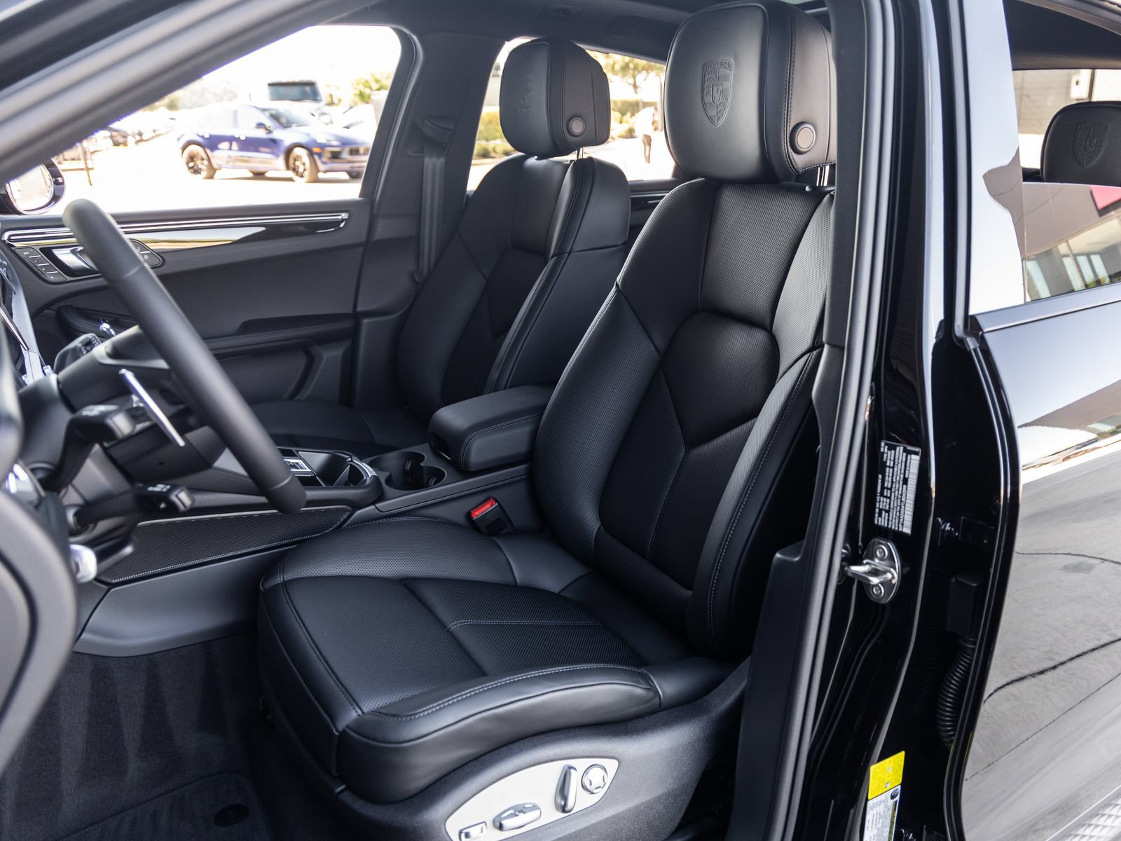 Certified 2026 Porsche Macan AWD/4WD image 5