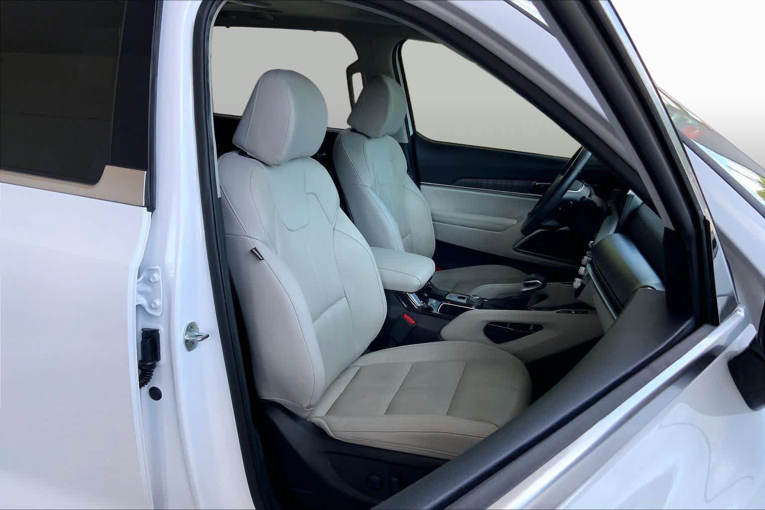 Used 2023 Kia Telluride EX w/ EX Captain's Chair Package FWD image 9
