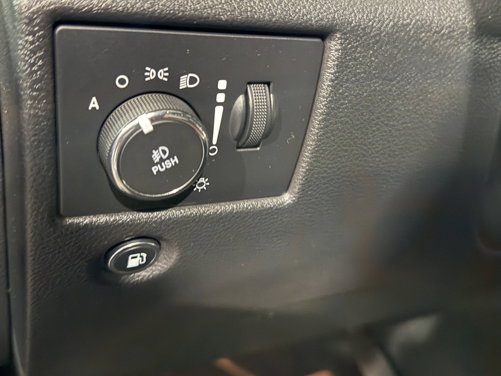 Used 2020 Jeep Grand Cherokee Limited AWD/4WD image 21