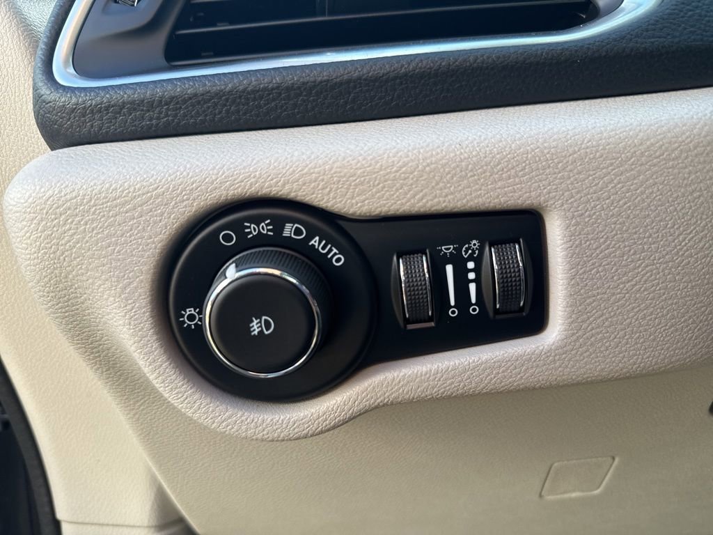 Used 2022 Chrysler Pacifica Limited w/ Uconnect Theater Family Group image 36