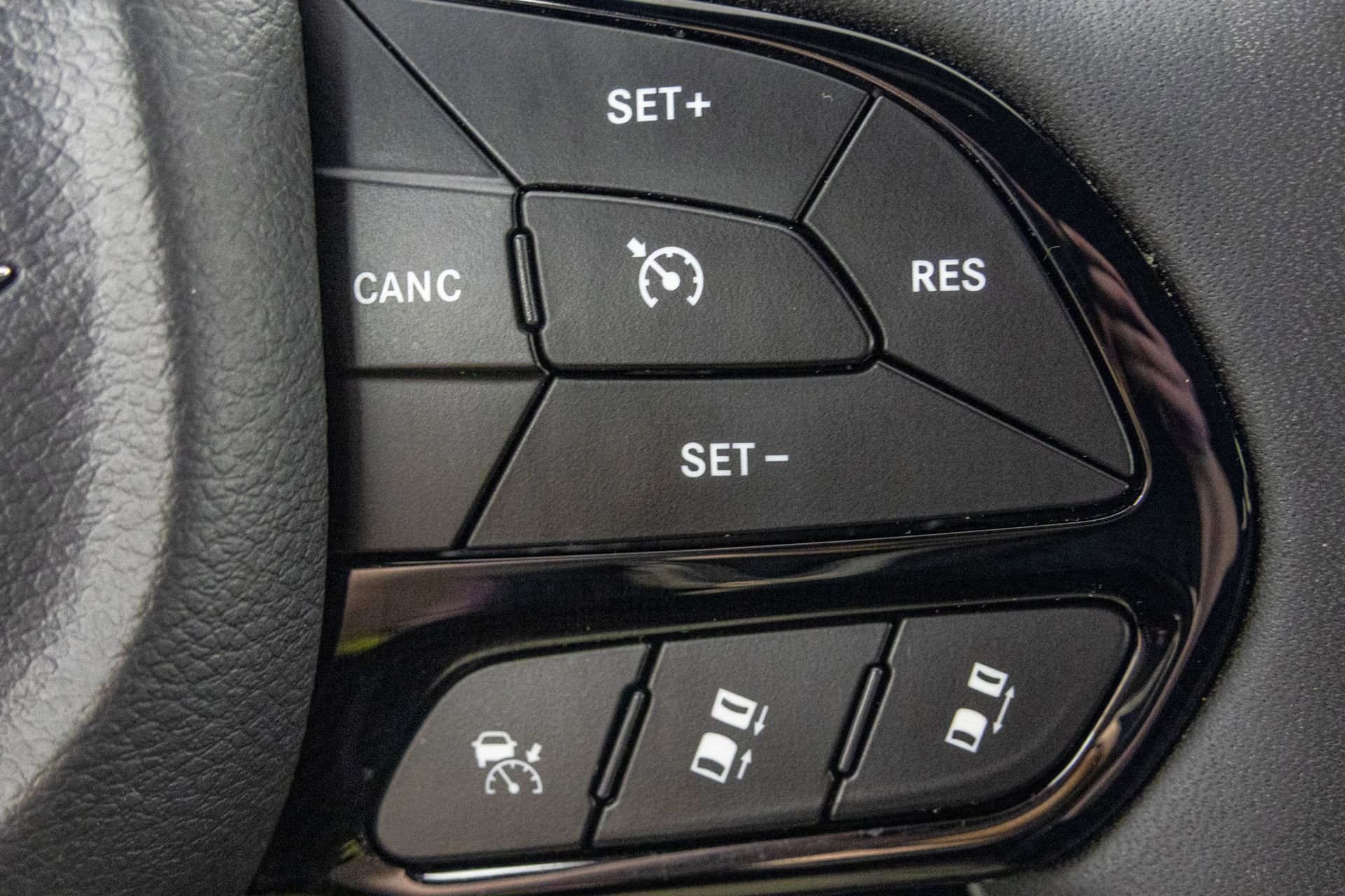 Used 2023 Chrysler Pacifica Limited w/ Uconnect Theater Family Group image 35