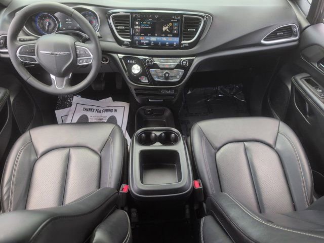 Used 2025 Chrysler Pacifica Select image 25