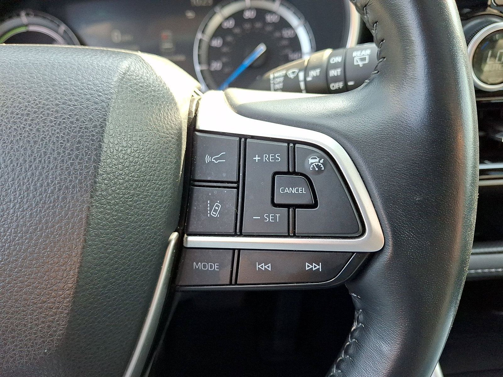 Used 2022 Toyota Highlander XLE AWD/4WD image 18