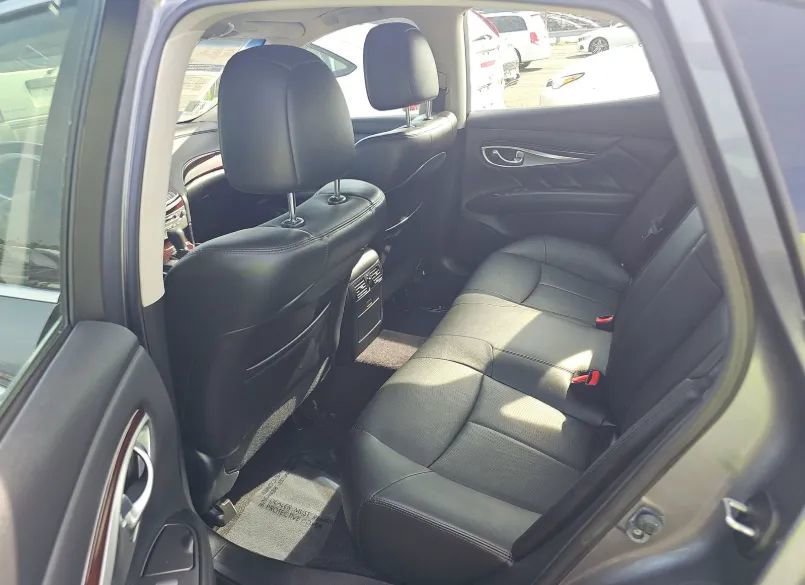 Used 2016 INFINITI Q70 3.7 image 4