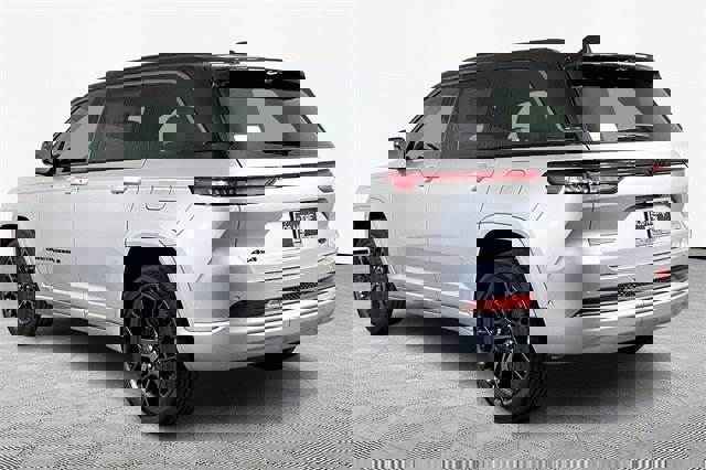 New 2026 Jeep Grand Cherokee Summit image 4