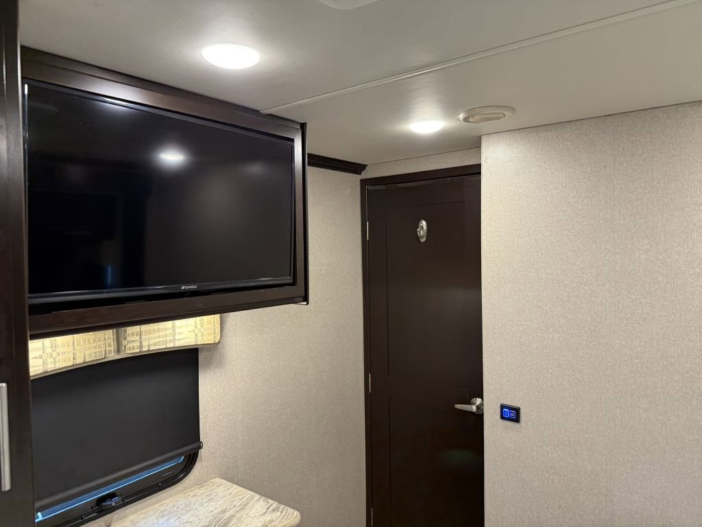 Used 2018 RAM 5500 SLT w/ Quick Order Package 29G SLT image 82