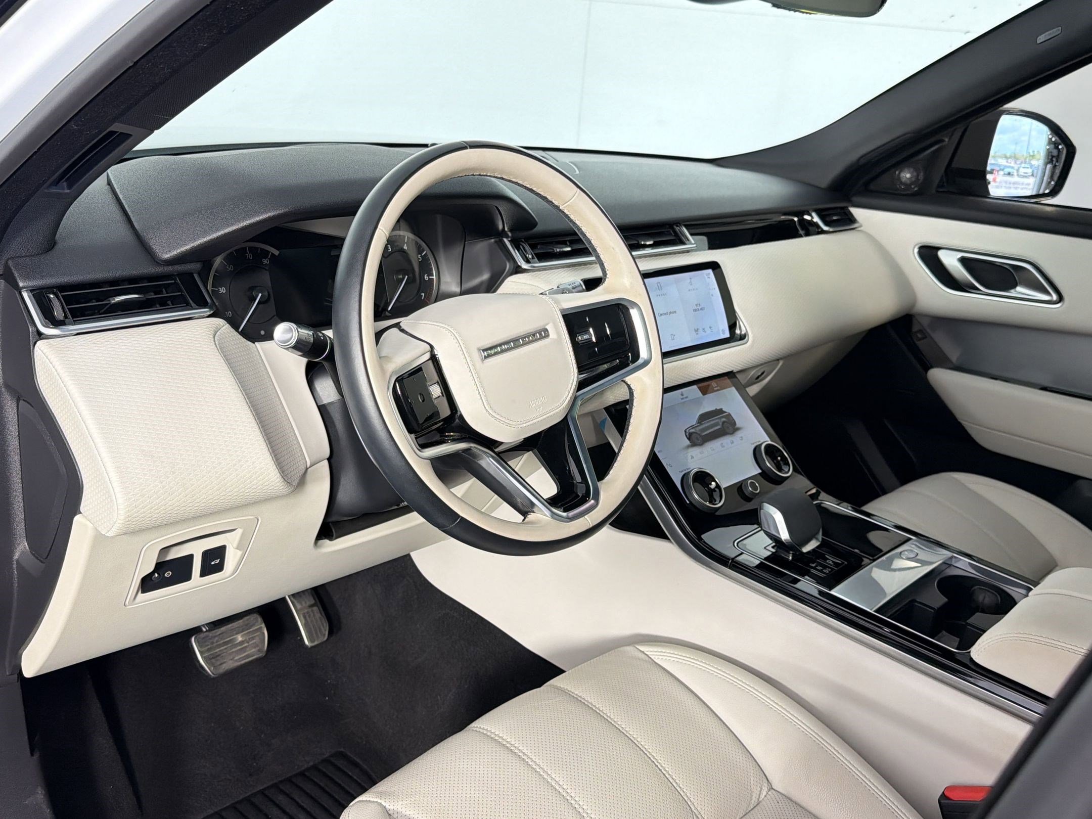 Used 2022 Land Rover Range Rover Velar R-Dynamic S image 4