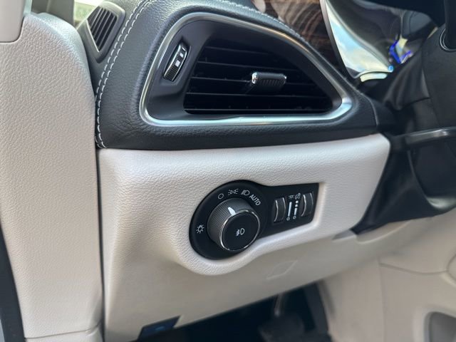 Used 2023 Chrysler Pacifica Limited image 33