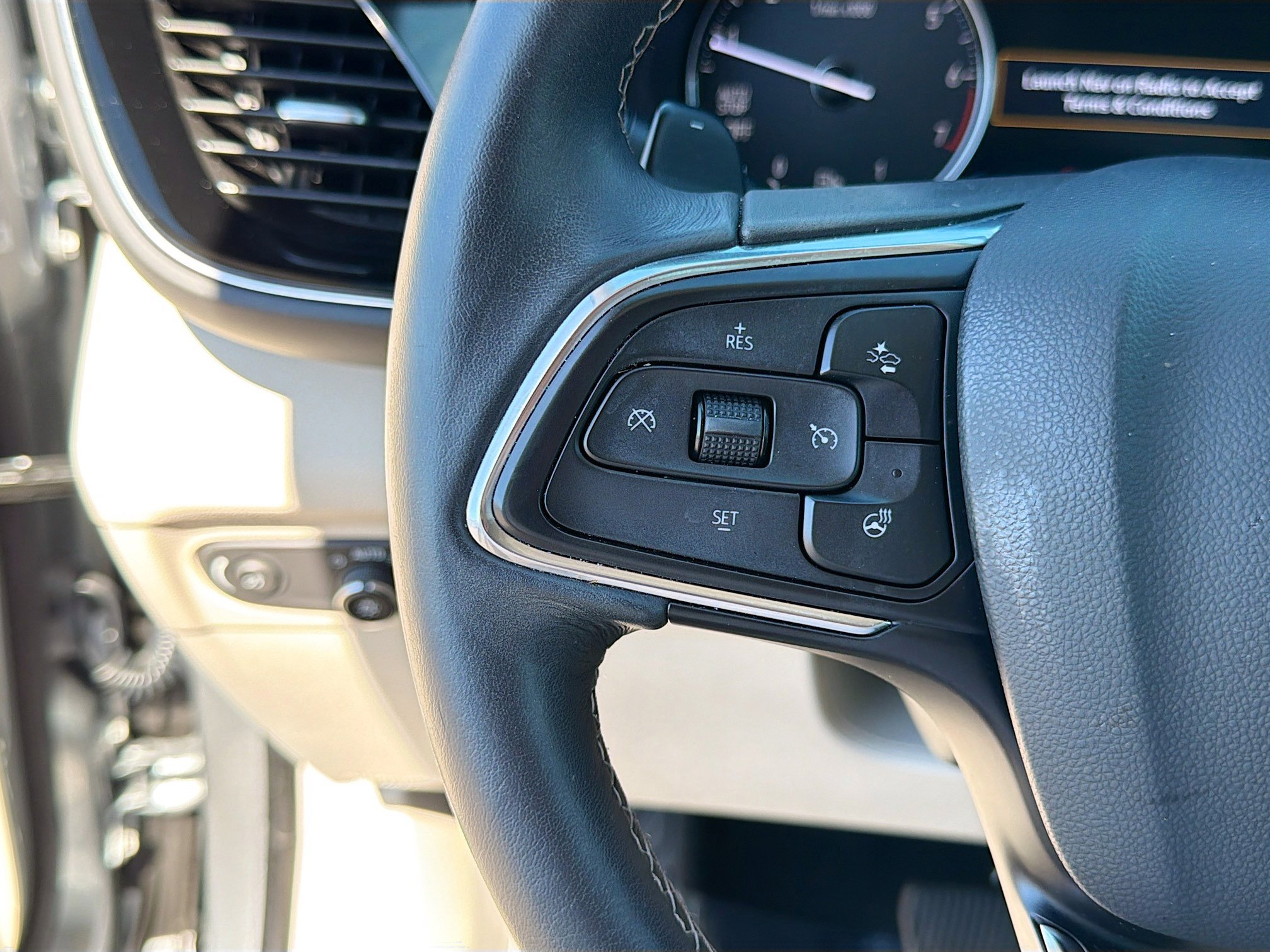 Used 2023 Buick Envision Avenir image 38