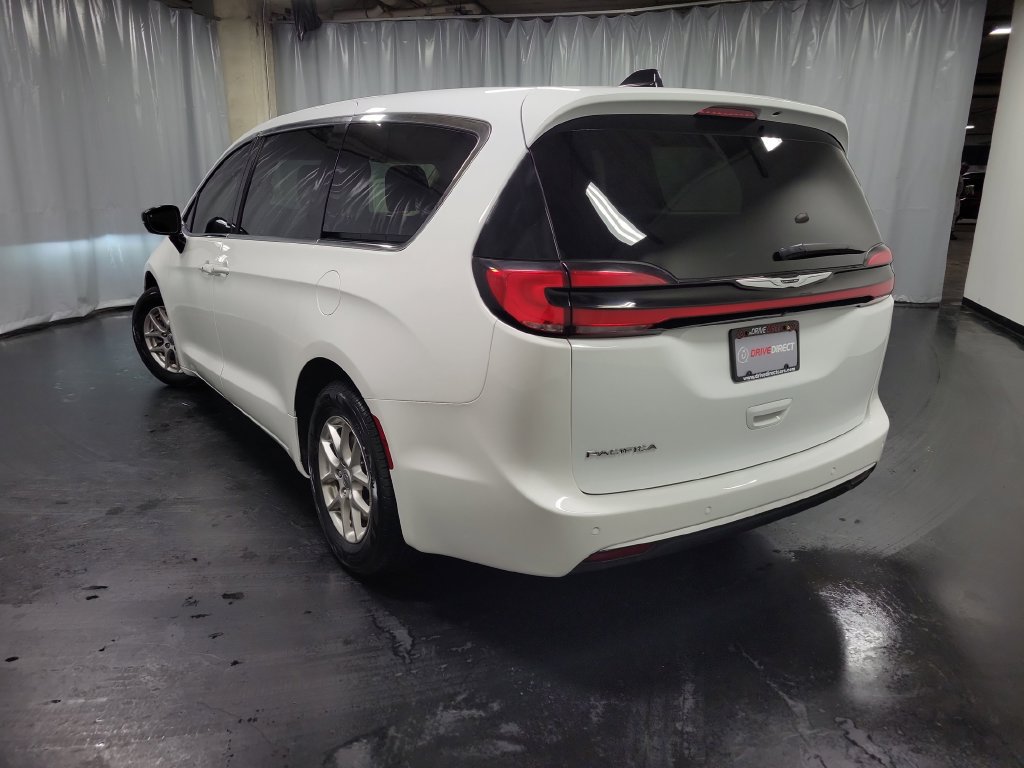 Used 2024 Chrysler Pacifica Touring-L FWD image 6