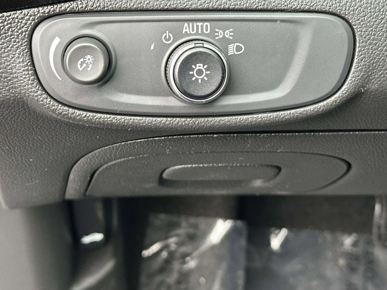 Certified 2022 Chevrolet Trax LT w/ LT Convenience Package image 9