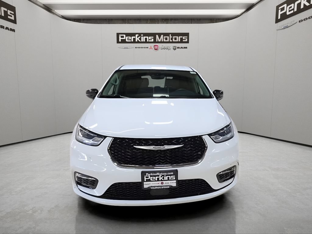 Used 2024 Chrysler Pacifica Touring-L FWD image 9