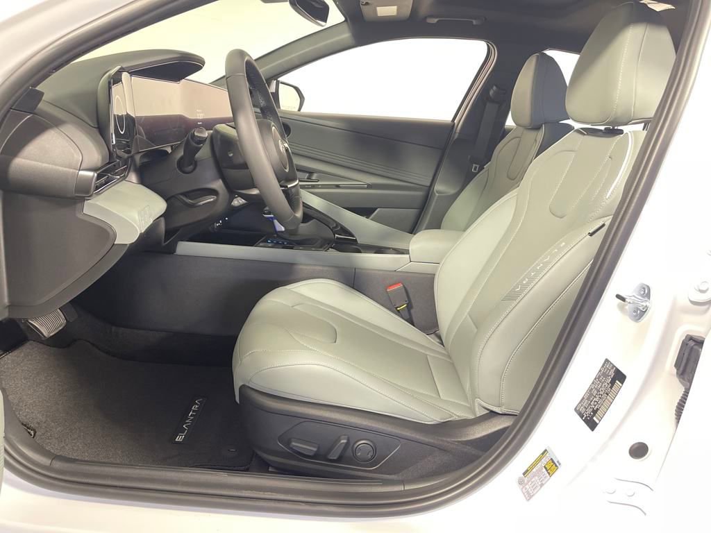 New 2025 Hyundai Elantra Limited image 12