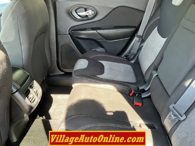 Used 2017 Jeep Cherokee Sport w/ Cold Weather Group FWD image 28