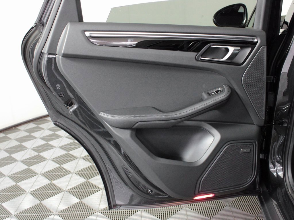 Used 2025 Porsche Macan image 32