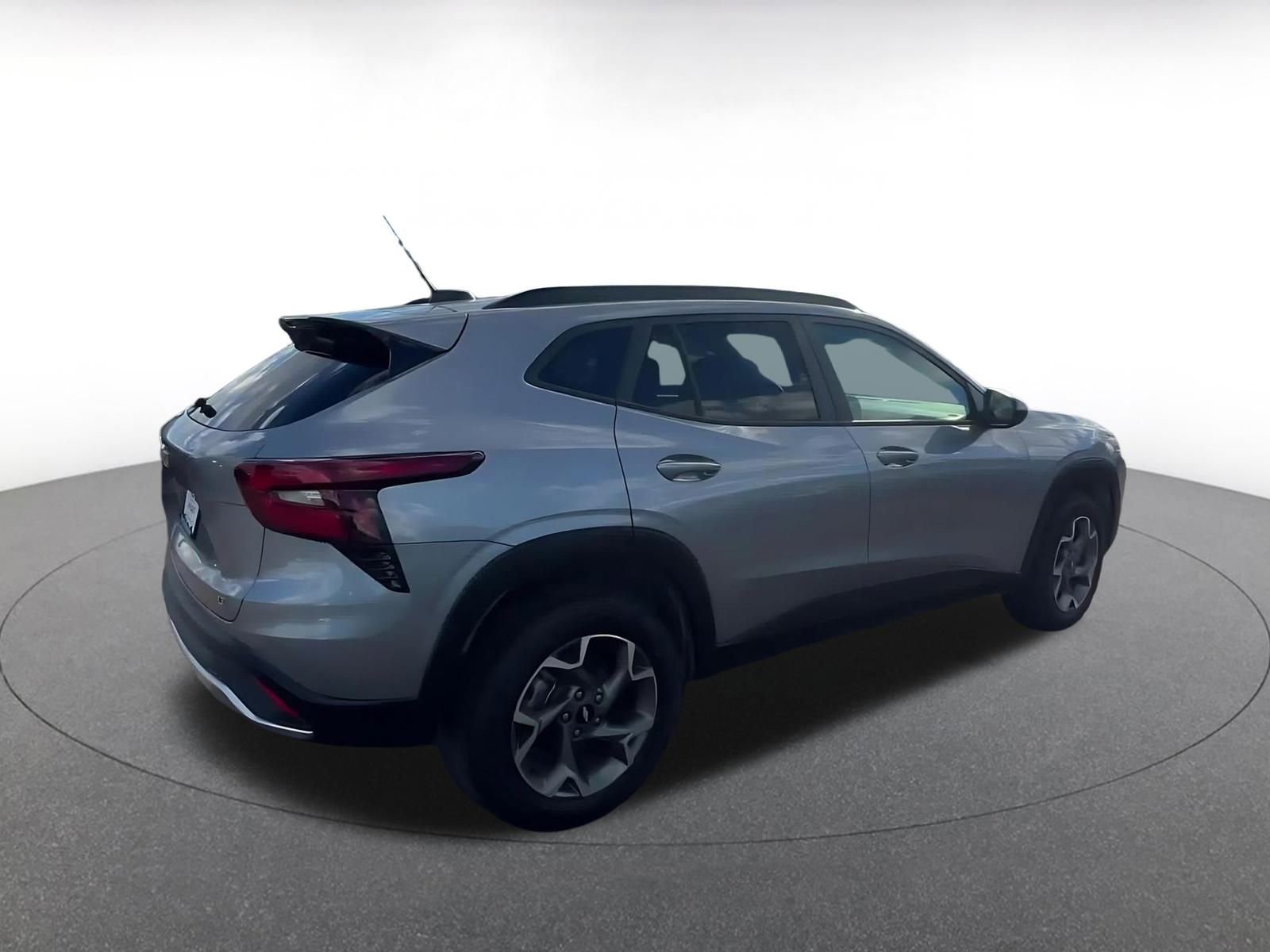 Used 2025 Chevrolet Trax LT FWD image 14