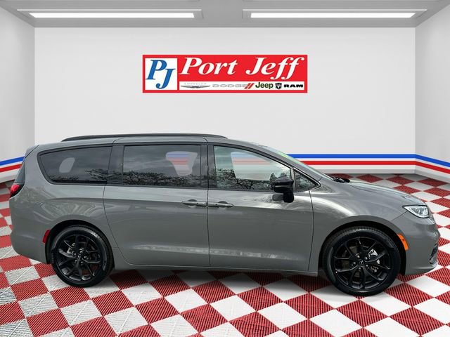 Used 2025 Chrysler Pacifica Limited FWD image 3
