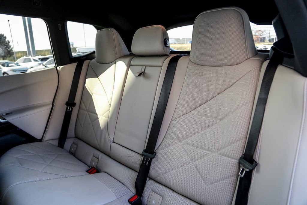 Used 2025 BMW iX xDrive50 w/ Premium Package image 21