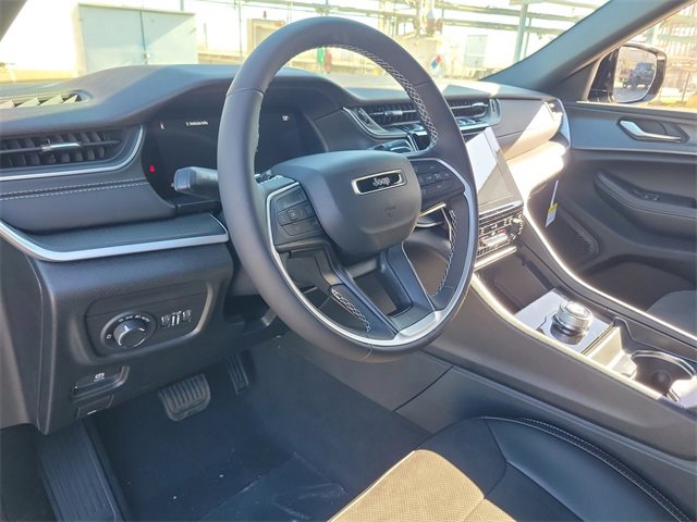 New 2025 Jeep Grand Cherokee Altitude image 15