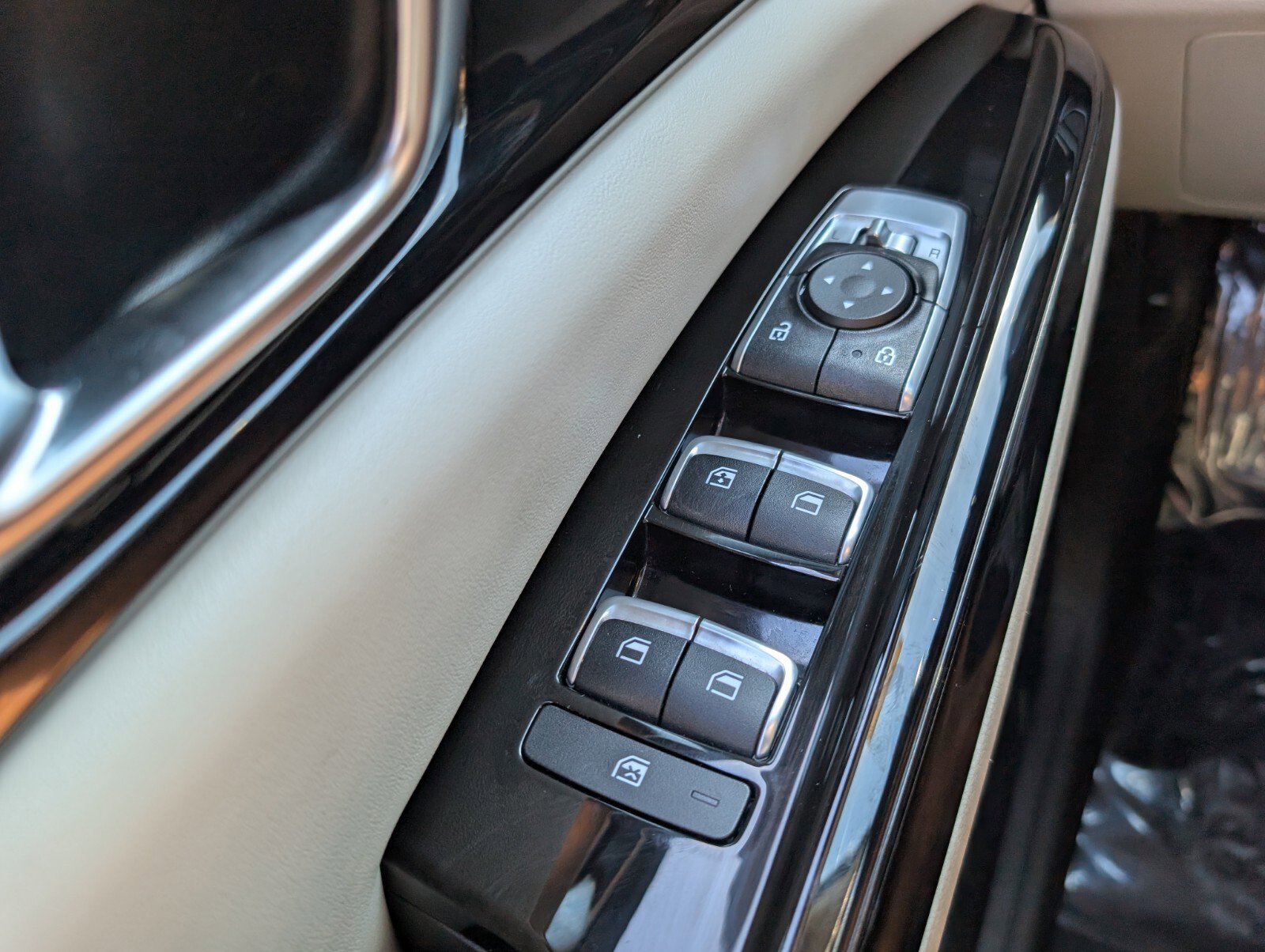 Used 2024 Kia Carnival EX image 36