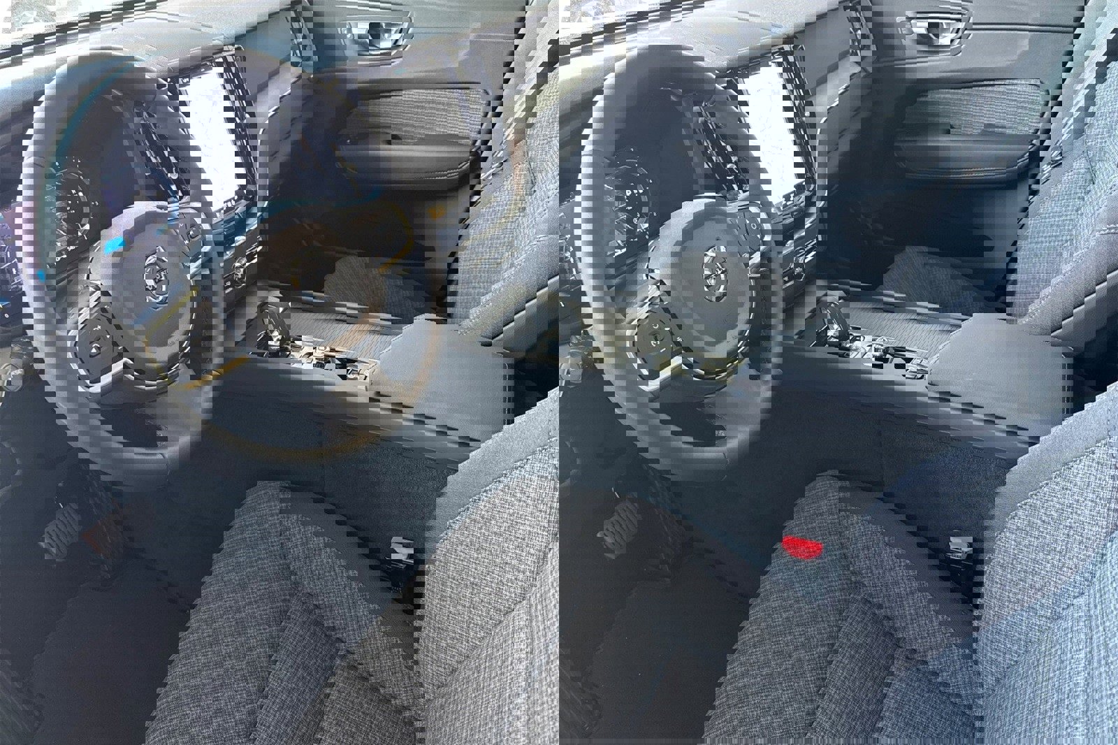 Used 2025 Volvo XC60 B5 Core w/ Protection Package Premier image 12