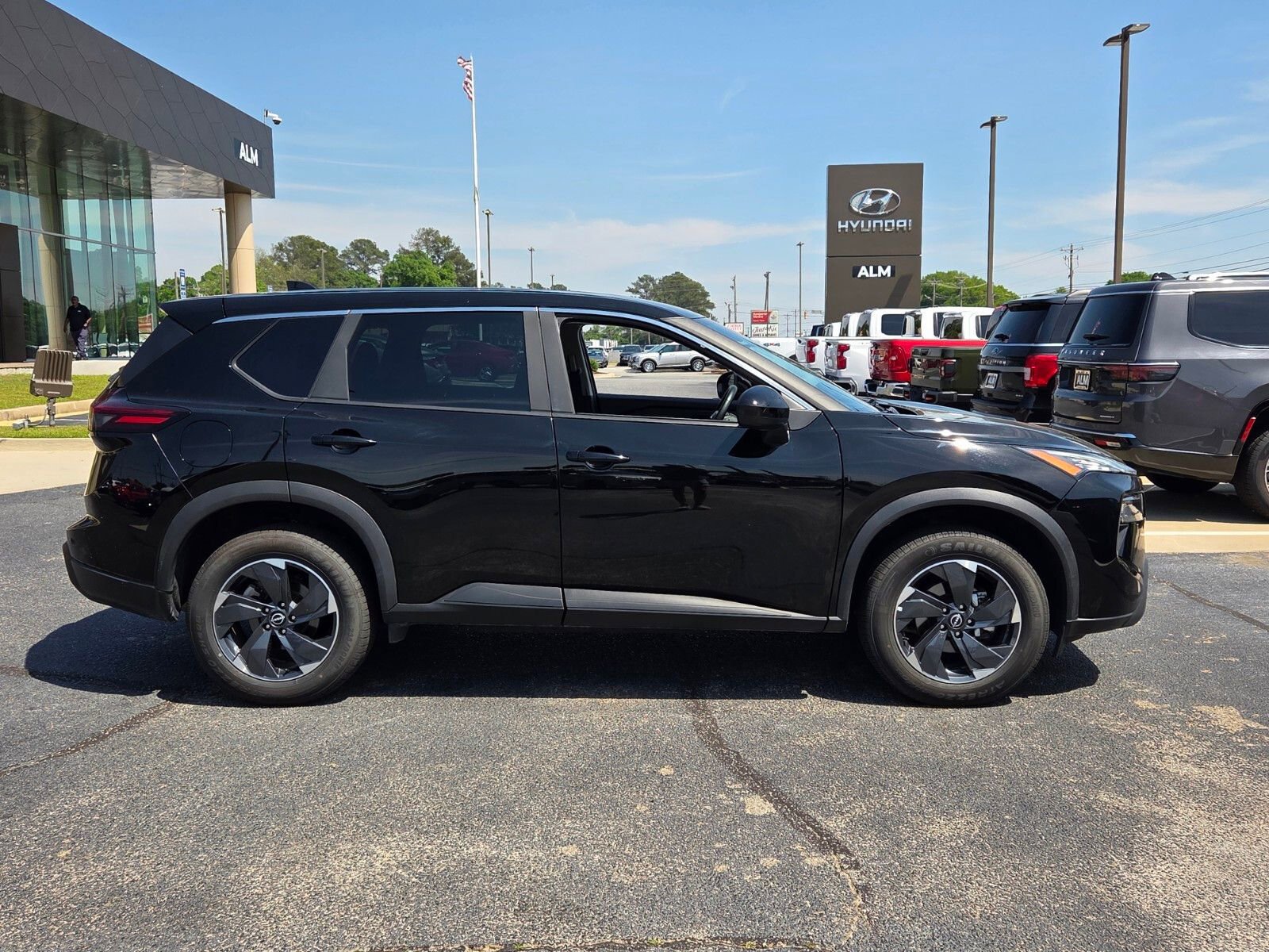 Used 2025 Nissan Rogue SV image 15