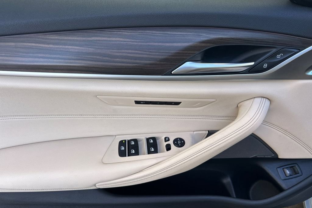 Used 2021 BMW 530i w/ Premium Package image 10