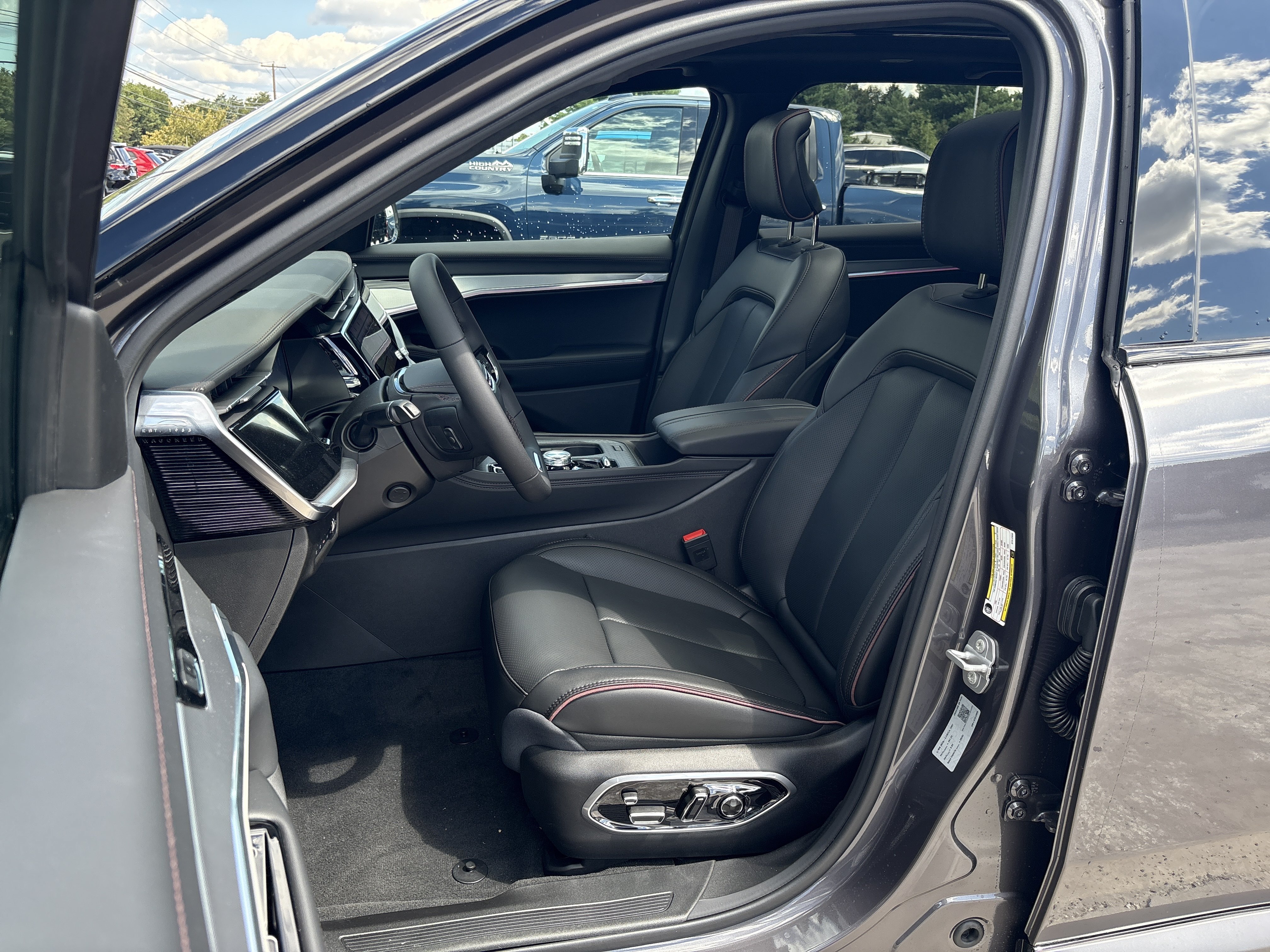 New 2025 Jeep Wagoneer S Launch Edition w/ Trailer Tow Group AWD/4WD image 17