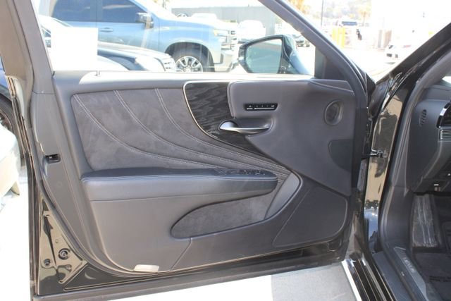 Certified 2022 Lexus LS 500 w/ Accessory Package (Z2) RWD image 11